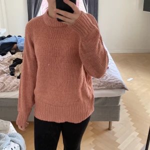 Stickad tröja  - Tröja använda fåtal gånger. Nån typ av rosa mörk färg tröja. Super mysig 