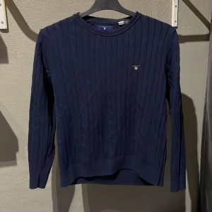 Stickad gant tröja  - En stickad gant tröja i storlek 158/164! Den är nästan helt ny använd ett fåtal gånger. Om du har några funderingar hör bara av dig.