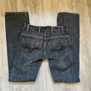 Midrise jeans - Snygga slitsvarta jeans med detaljer på fickorna från Brand denim i storlek 28. Mycket bra skick! Säljer pga för småa tyvärr och i hopp om att någon får bättre användning av dem ☺️
