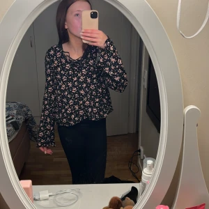 Jätte fin blomrig o somrig blus - Säljer min jätte fina blommiga och somriga blus som tyvärr inte kommer till användning!❤️ storlek M men passar S också!