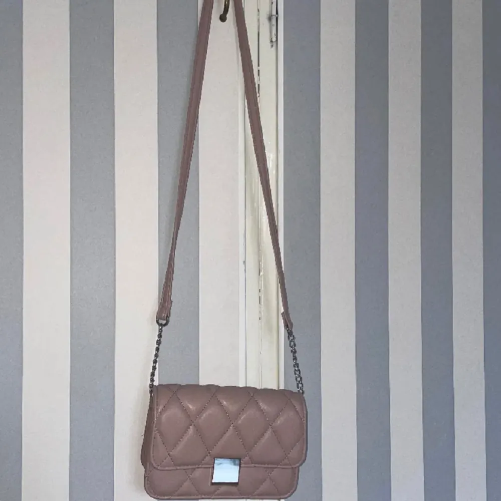 Säljer nu denna oanvända handväskan från Glitter. 💖 Nypris ca 299kr säljes för 50 kr 💕💞💝Färgen är ”gammelrosa”!🎀. Väskor.