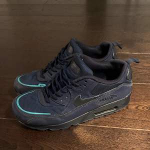 Tja säljer nu dessa tvär snygga Nike air Max skor i storlek 43.  Skick: 7/10 inga hål men dom är i använt skick.  Köpta på Foot Locker för 1700kr.  Priset är inte hugget i sten (OBS kvitto eller låda finns ej men skickas i en annan sko box) 