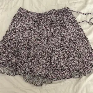 Storlek S,använd få gånger,lila volang kjol, shorts under och snören