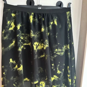 Häftig kjol  - Svart-gul kjol från Gina Tricot