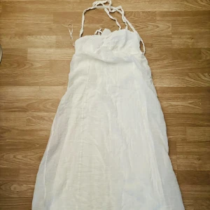 Vit sommarklänning - Ny med prislapp. Perfekt lång sommarklänning. Fler Ingo kan skickas.