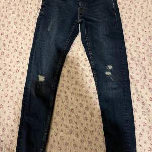 Är i storlek 158 är skinny jeans, har använts tre gånger är i väldigt bra skick,
