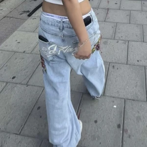 Ed Hardy x Urban Outfitters jeans - Suuupersnygga jeans som jag köpte av en annan tjej från plick, men som tyvärr var för korta på mig som är 173 ☹️