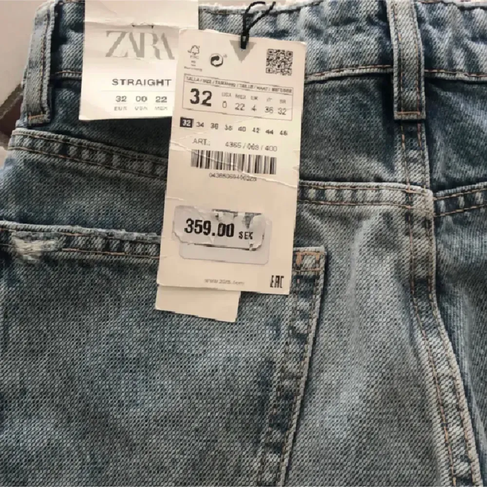 Säljer mina jättefina jeans från zara som aldrig är använda💗. Jeans & Byxor.