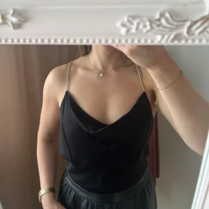 💛Svart sidenlinne från HM💛 - Storlek S (Rymlig) . Se bild för materialinformation . Utan anmärkning.