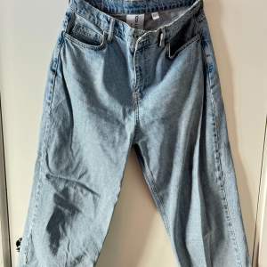 Baggy jeans från asos i storlek 32/32 (81cm/81cm). Mycket bekvämt material, men lite för baggy för min stil just nu.  Kom med prisförslag om du vill diskutera priset.  (De kommer att strykas innan jag skickar dem)