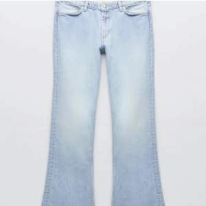 Säljer dessa jätte populära lågmidjade jeans från zara,de är lite slitna vid benen eftersom de är förlånga. skriv för bilder
