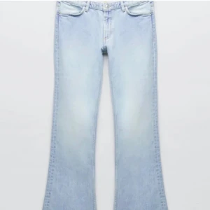Lågmidjade jeans  - Säljer dessa jätte populära lågmidjade jeans från zara,de är lite slitna vid benen eftersom de är förlånga. skriv för bilder