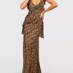 En super snygg leopard klänning ifrån boohoo. Super snygg till sommaren. Aldrig använd. Är 160cm så den är lite lång. 