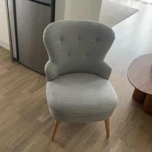 Fåtölj  - Mycket fin grå fåtölj som vi säljer pga flytt.  Knappt använd, som ny.  Köpt i Åhléns.  