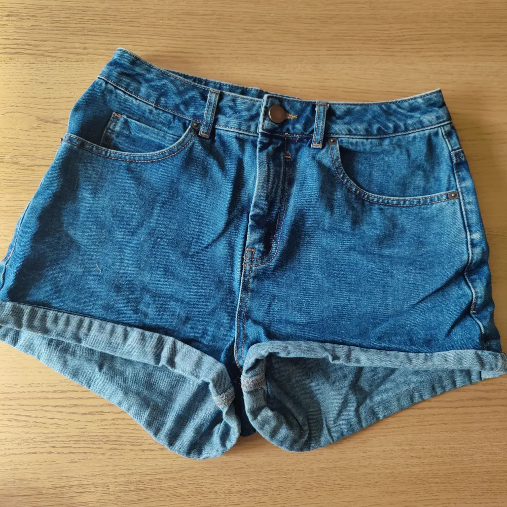 Korta jeansshorts med hög midja från Asos Denim. Fint skick!. Shorts.