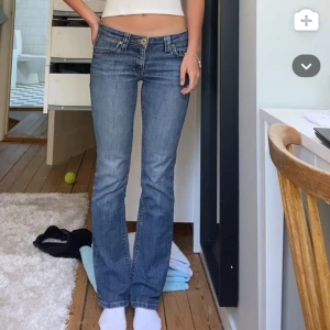 Lågmidjade Jeans - Raka och lågmidjade jeans från Guess. Köpta second Hand i Frankrike, prislappen var på när de köptes och är i mycket fint skick. Strl. 27, är 168 ungefär och passar mig perfekt! Köpta för 450!