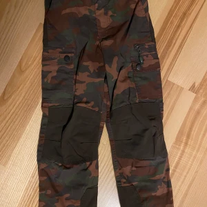 Pinewood friluftsbyxa strl 116 - Mycket fint skick! Katt finns i hemmet (allergivänlig ras). Jag är väldigt mån om mina köpare. Skulle du vara missnöjd med ditt köp så ta gärna kontakt med mig innan dåligt omdöme. Så har jag en chans att rätta till det. 