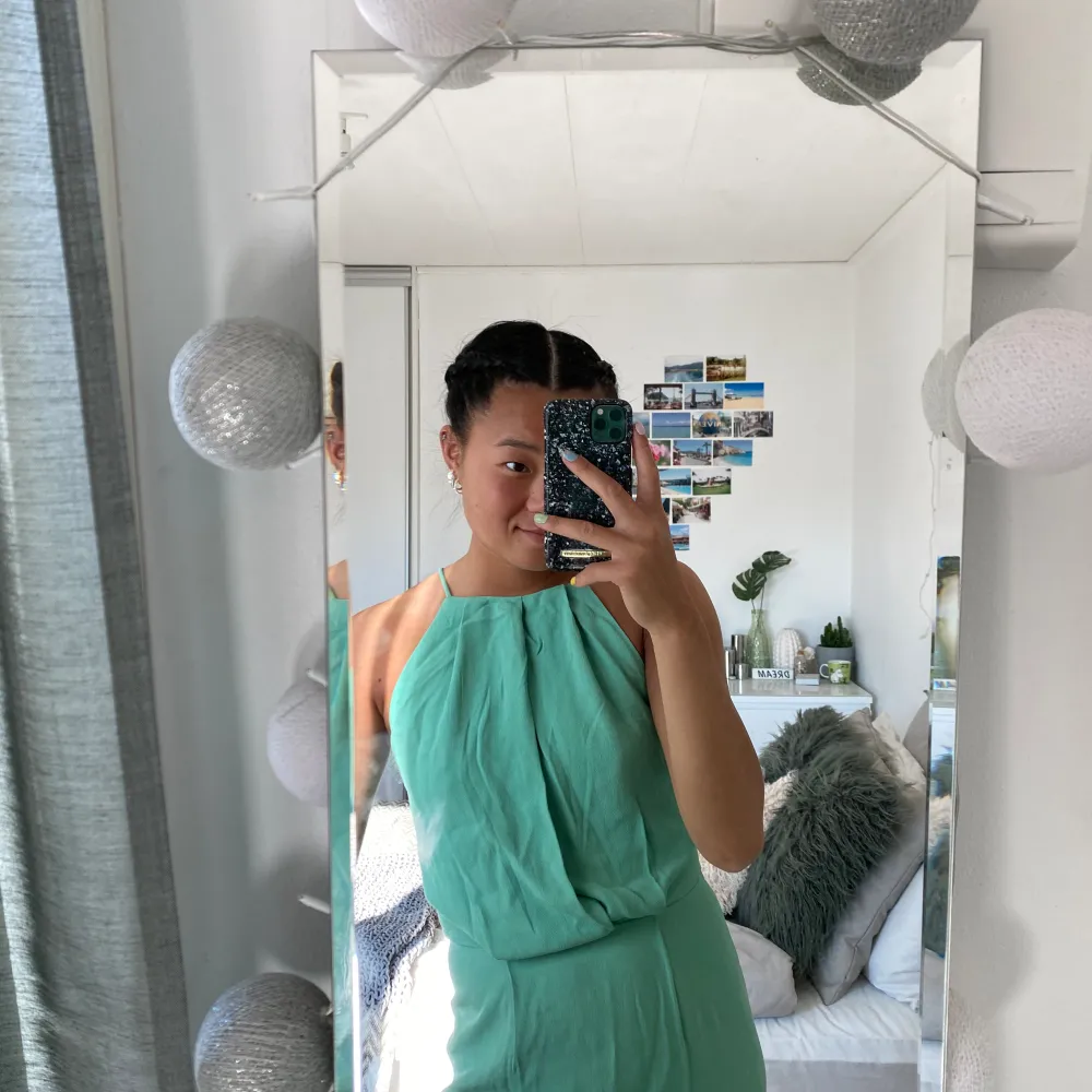 Säljer en oanvänd Samsøe Samsøe klänning i storlek XS! Prislappen finns kvar!🩵 den är i en mintgrön färg, perfekt som balklänning!. Klänningar.