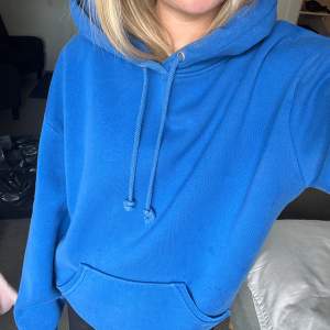 Snygg hoodie med fin blå färg, mycket bra skick