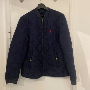 Vårjacka - Fin mörkblå vårjacka från Ralph Lauren Storlek XL junior men sitter som en ca S
