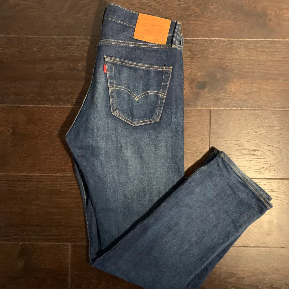 Hej säljer dessa tvär snygg Levis 501 jeans i storlek 30/32 och modellen på bilden är ca 180 lång.  Skick: 9/10 inga hål eller fläckar och är knappt använda . Jeans & Byxor.