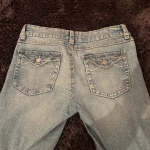 Gina jeans  - Jätte fina jeans från Gina Young med fickor. Dem är i jätte fint skick men lite mer trampade längst ner men det går säkert bort i tvätte så de är ingen fara och det syns inte heller 🎀🎀