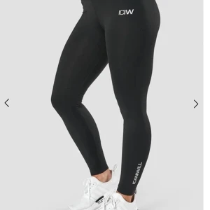 Iciw tights med scrunch - Jätte fina och sparsamt använda tights från iciw med scrunch i rumpan. Dom är ljus gråa och är köpa för 800kr på deras hemsida!! Skriv om ni har någon fråga eller vill ha fler bilder❤️