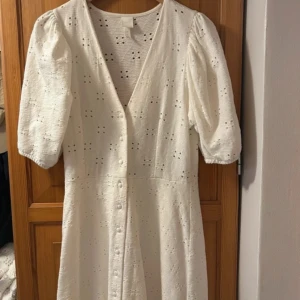 Sommarklänning HM - Så fin klänning med lite puffärm från H&M, fin till vår och sommar! Perfekt studentklänning!