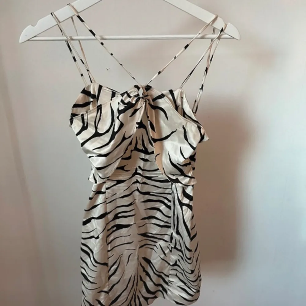 Zebra klänning från Zara i fint skick. Klänningar.