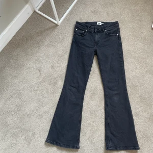 Svarta low waist boot cut jeans  - Svarta low waist bootcut jeans ifrån Lager 157 i storlek S och i längd Short, lite för korta för mig som är 165cm. I bra skick! Endast använda 2 gånger. Nypris 300kr💘💞