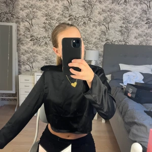 Siden tröja  - Svart tröja i siden material som har en snygg detalj i ryggen. Från HM och i storlek XS men funkar även bra för S.
