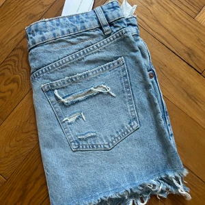 Lågmidjad jeanskjol  - Helt oanvänd lågmidjad jeanskjol ifrån Zara! Så sjukt snygg men har för många jeanskjolar🫣💕perfekt nu till sommaren