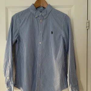 Ralph Lauren skjorta  - Skick 8/10 syns knappast att den är använd. Storlek 16