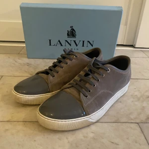  Lanvin skor - Hej, lägger nu upp en intressekoll på mina lanvins med glans. Fin ljus grå färg som passar bra till våren/sommaren. Skorna är i väldigt bra skick utan defekter! De är i uk 9 och passar 43/44. Box medföljer vid köp! Skriv vid frågor och funderingar! 