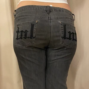 Jeans med tryck - Jätte snygga grå svarta jeans med tryck bak på fickorna! Lite små för mig därför säljer jag.