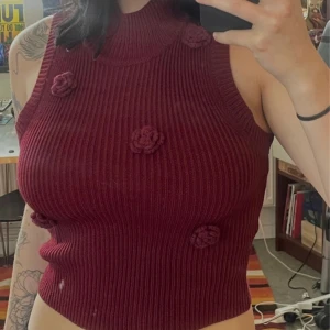 Knitted flower top - Beautiful burgundy vest with flower details, never worn💕  ✨size S ✨perfect condition 