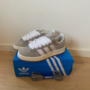 Adidas campus 00 - Säljer mina helt nya adidas campus 00 som aldrig har används utomhus är i är nyskick i storlek 38 ( kvinno storlek ). Pris kan diskuteras vid snabb affär 