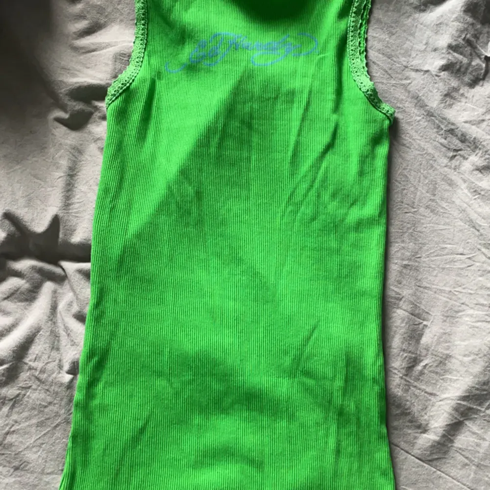 Säljer mitt gröna ed hardy linne då den inte kommer till användning ✨ Perfekt skick och sitter tight på . Toppar.