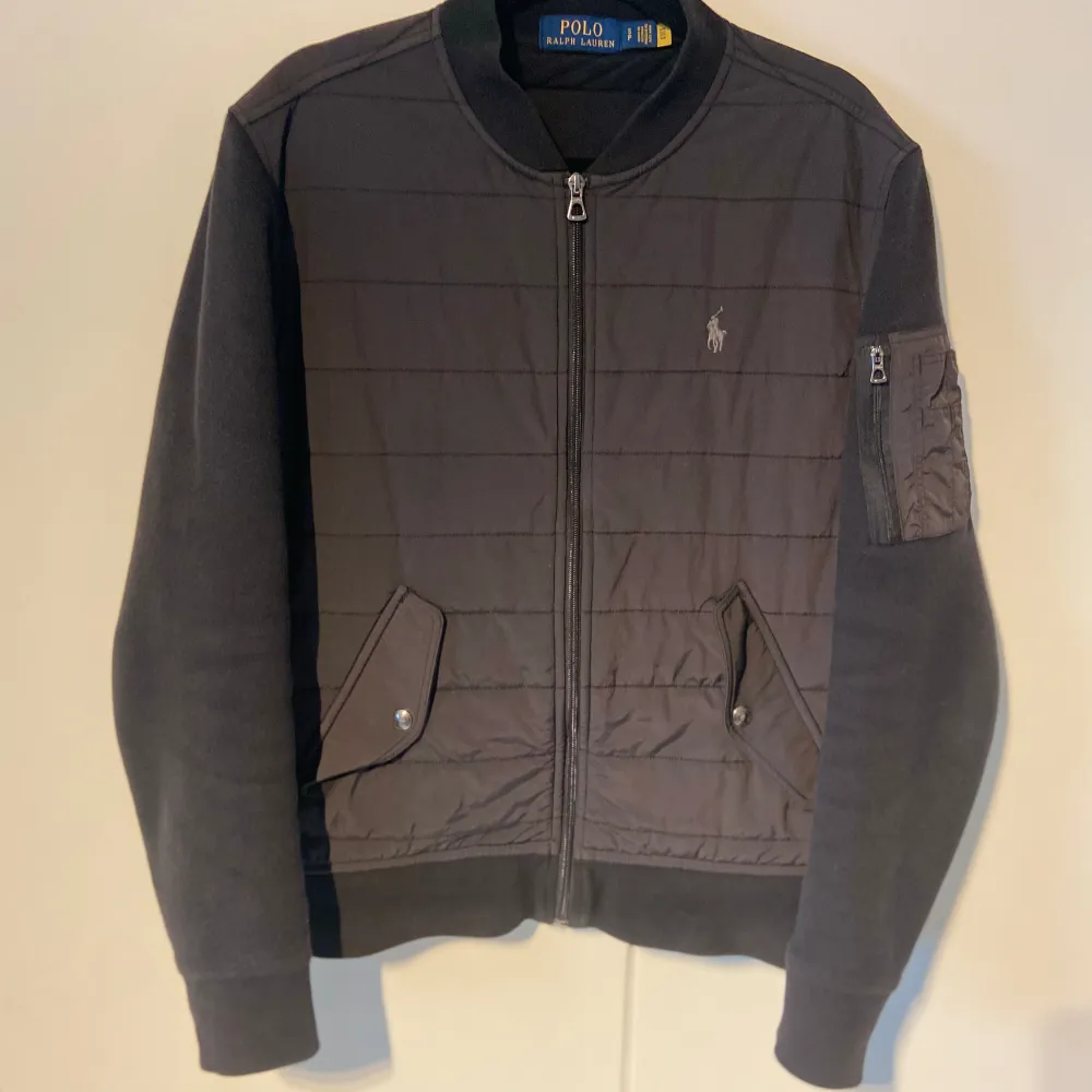 Ralph Lauren Cardigan  |  Storlek: S  |  Skick: 9/10 använd fåtal gånger utan några som helst defekter  |  Nypris:  3500kr ungefär  |  Vårat pris: 1899kr!  |  Om du har någon som helst fråga skicka då ett DM så svarar vi inom kort! Självklart äkta!. Jackor.