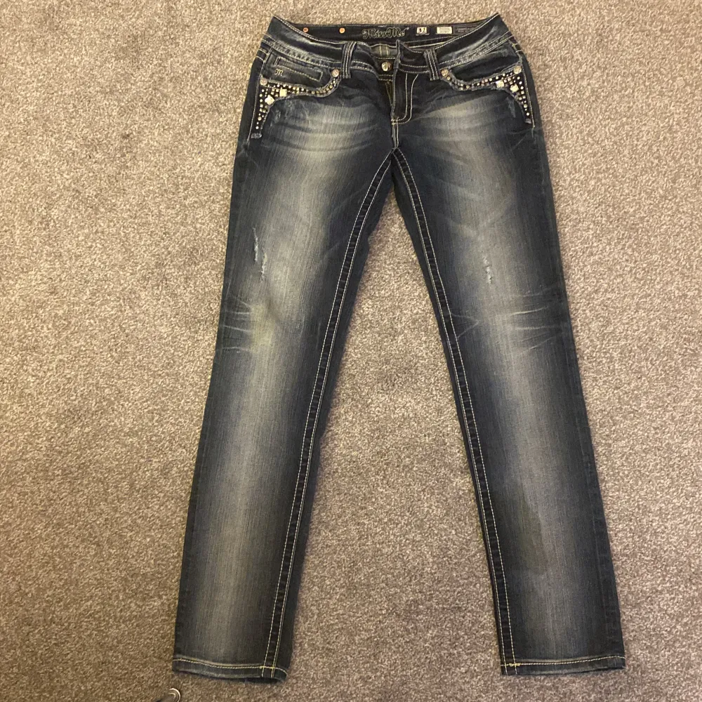 Säljer dessa superfina lågmidjade miss me jeans i mycket  bra skick💞 priset kan diskuteras. Mått: Innerbenslängden 82 cm, midjemått rakt över 40 cm🫶. Jeans & Byxor.