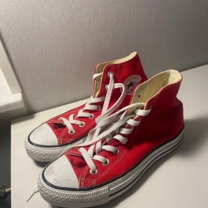 Röda converse - Röda converse. Höga! Sparsamt använda och knappt smutsiga. Strl 37❤️