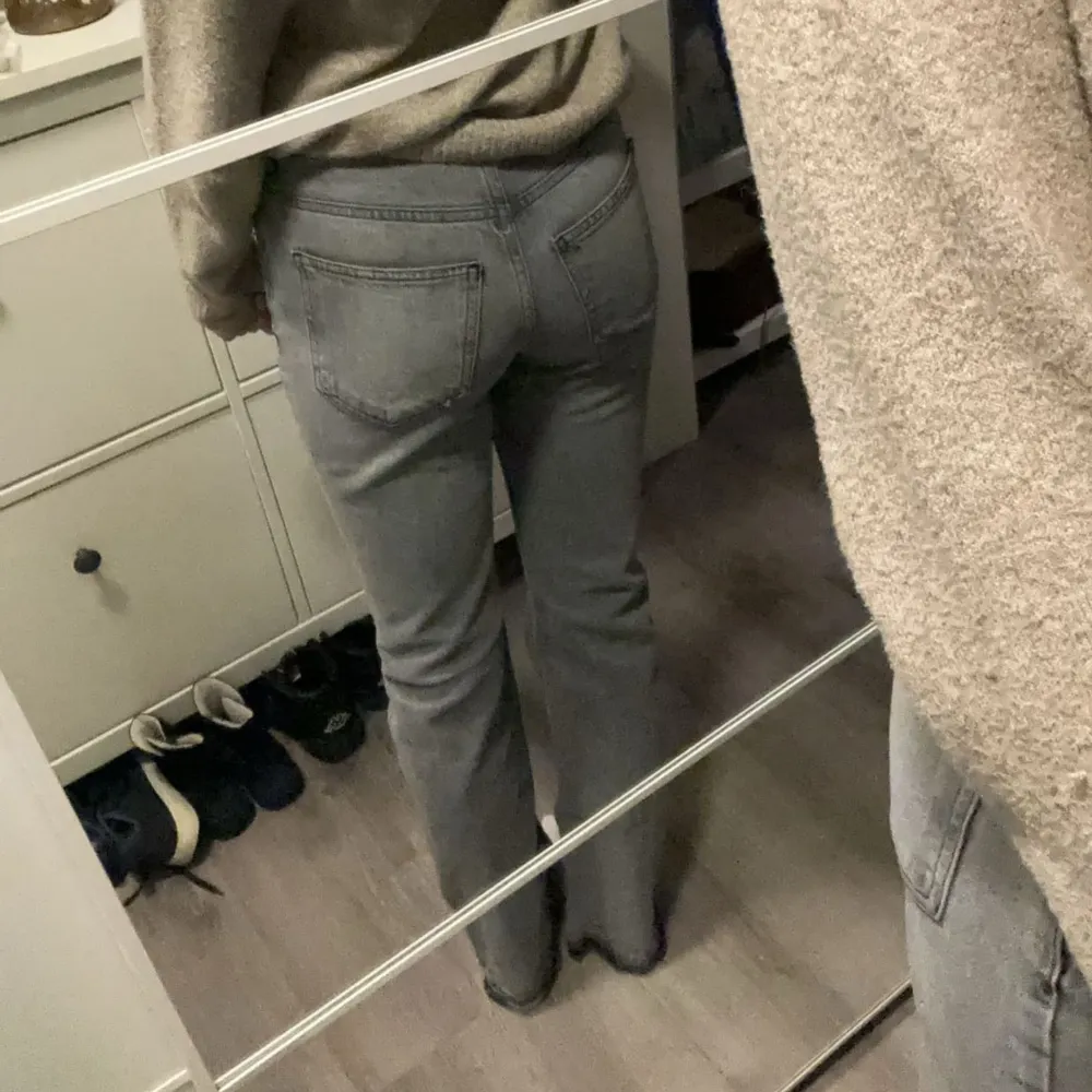 Snygga gråa jeans från Gina tricot som är köpta i höstas och är sparsamt använda. Säljer för att dom inte kommer till mycket användning.  Däremot är dom uppklippta längst ner för att göra dom lite längre (passar mig som är 170). Jeans & Byxor.