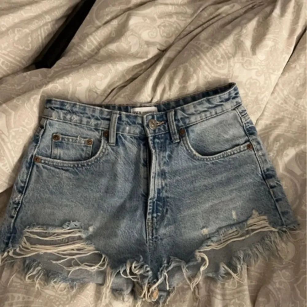 Jeansshorts från Zara. Aldrig använda så precis som nya. Säljer då de ja tycker dom är lite för stora. Storlek 34. Shorts.