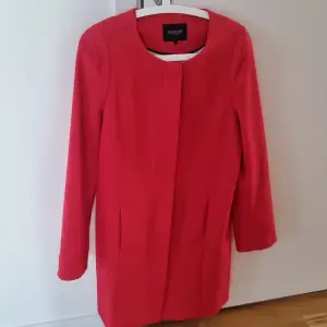 Röd kappa i bra skick från Soaked in luxury. Använd ett fåtal ggr.