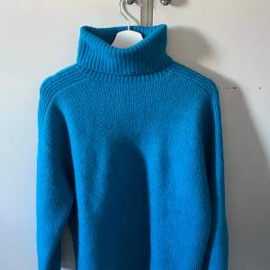 Jättefin blå stickad tröja från zara. Nyskick och använd 1-2 gånger i storlek S. Skön o mjuk och sticks inte alls