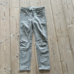 Jeans från mango - Gråa jeans från Mango! Säljs pga för små för mig. Fint skick!