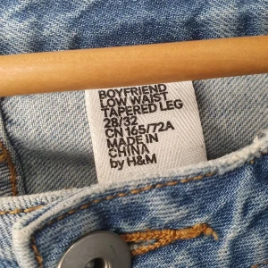 Slitna Boyfriend Jeans  - Låg midjade jeans från H&M som är förstora tyvärr och måste rensa garderoben! Höftlängd 40cm & Innerbenslängd: 78cm  •Jag är 173cm (xs) •Alltid nytvättat innan utskick 💙🤍