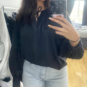 Blus  - Som ny då den inte kommit till användning!