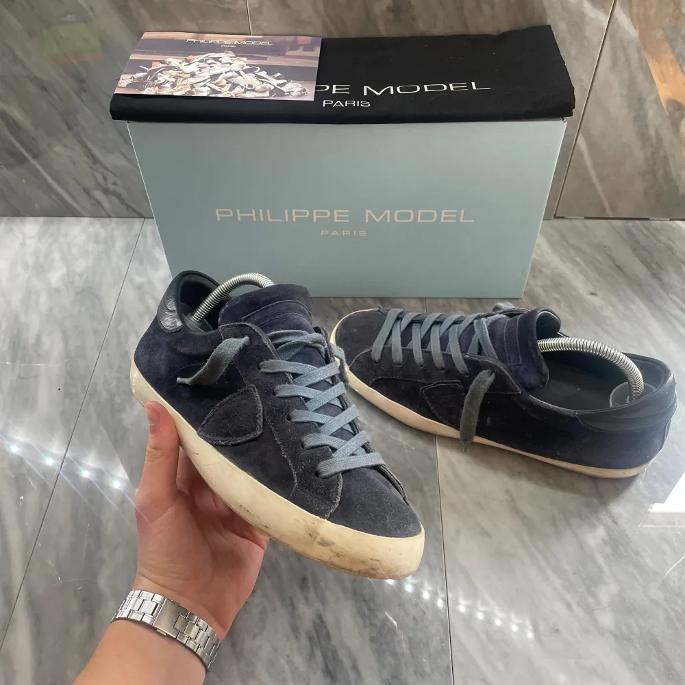 Philippe Model sneaker | Grymt skick, gått upp lite under | Sitter 0,5 storlek större | Nypris: 4000 | Ingår: PhilippeModel kort | Fraktar spårbart via Postnord, på köparens bekostnad  | Hör av dig vid minsta fråga eller fundering📩. Skor.