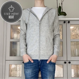 Kashmir hoodie  - Tja, säljer nu denna schyssta Kashmir hoodie från hohn henric i stl M, 100% Kashmir. Skick som ny! Hör av dig vid frågor eller funderingar!